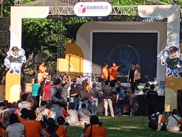 Gelar Jalan Sehat Bawaslu Kota Kediri Ajak Masyarakat Awasi Pemilukada 2024