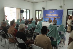 BRI Peduli : Bhakti Sosial di Panti Wreda Sooko Bersama Jajaran Polres Mojokerto