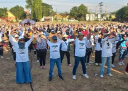 Penasaran : Ribuan Emak-Emak Kecamatan Jetis Hadiri Senam Mubarok
