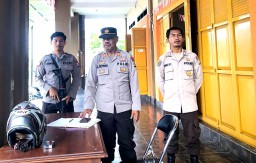 Petugas Jaga Rutin Patroli di Area Kantor dan Gudang Logistik KPU