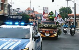 Pawai : KPU Sidoarjo Kirab Guk Kasijo Dampingi Si Jalih Untuk Diserahkan ke KPU Surabaya