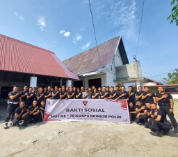 Satbrimob Polda Sulteng Gelar Bakti Sosial Bersihkan Rumah Ibadah di Kota Palu