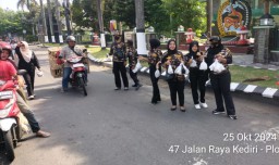 FKPPI 0809/Kediri Gelar Jum'at Berkah Bagikan Nasi Bungkus ke Pengguna Jalan
