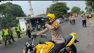 Pimpin Patroli Besar Kapolres Mojokerto dan Dandim 0815 Rela Naik Turun Motor Kawal Distribusi Logistik Pilkada