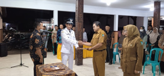 Misbachul Lantik dan Ambil Sumpah Jabatan Dua Perangkat Desa Sentul