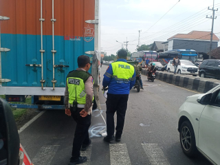 Warga Trowulan Srempet Truk Box, Oleng dan Terlindas Tronton 