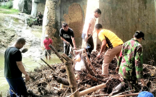 Sigap dan Tanggap : Anggota Koramil 15/Geger Bersama Warga Bersihkan Sungai dari Sampah
