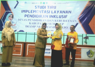 Kadisdikbud SIDOARJO Sambut Kedatangan Rombongan Studi Tiru Disdikbud SUMENEP di SMPN 4 SUKO