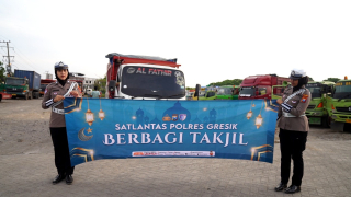 Satlantas Polres Gresik Bagikan Takjil kepada Sopir Truk di Tengah Penertiban