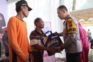 Polres Tulungagung dan Bhayangkari Gelar Baksos dan Penanaman Mangrove di Pantai Sine