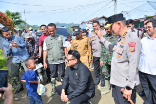 Kapolda Sulteng dan Wakil Ketua MPR RI Salurkan Bantuan untuk Korban Banjir Bandang di Donggala