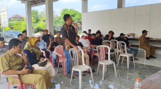 Warga Geruduk Balai Desa Pagerwojo, Tuntut Transparansi Proyek Rabat Beton