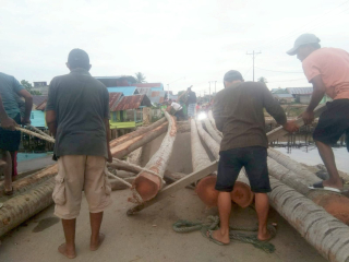 Jembatan Penghubung Tiga Desa di Bolano Putus Diterjang Banjir, Warga Gotong Royong Lakukan Perbaikan Sementara