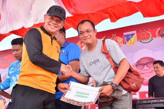 Lima Peserta Raih Hadiah Umroh di Puncak Kegiatan Olahraga Bersama HUT Bhayangkara ke-79 di Polda Sulteng