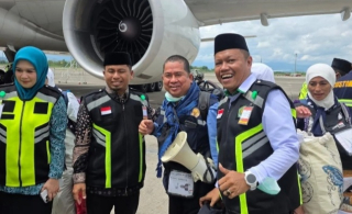 Wali Kota Parepare Sambut Langsung Kedatangan Jamaah Haji Kloter 21 UPG di Makassar