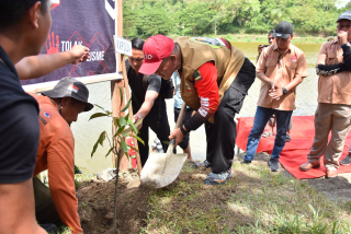 Peringati Hari Bhayangkara ke-79, Kapolda Sulteng Tanam 1.000 Pohon dan Tebar 15.000 Bibit Ikan