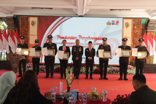 Sembilan Polisi Polres Mojokerto Terima Penghargaan di Hari Bhayangkara ke-79