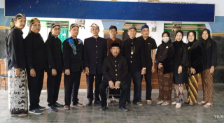 Warga Desa Keras Gelar Sedekah Bumi, Kirab Tumpeng Simbol Syukur dan Persatuan