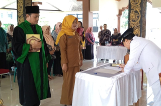 Indah Fitria Ningsih Dilantik Jadi Kepala Dusun Gempol Kerep, Satu-satunya Perempuan di Desa Krembangan