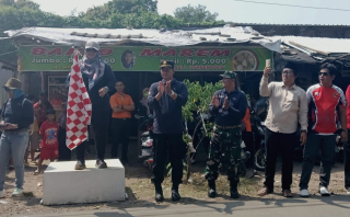 Ratusan Peserta Meriahkan Gerak Jalan HUT RI ke-80 di Kecamatan Puri