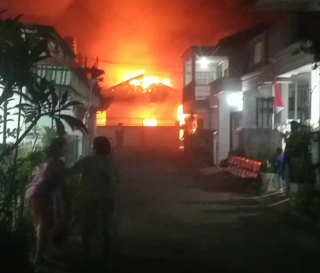 Kerusuhan di Kediri: DPRD Dibakar, Massa Rusak Fasilitas Publik, Polisi Tindak Tegas