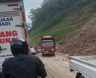 Longsor Tutup Jalan Kebun Kopi, Sejumlah Kendaraan Tertimbun