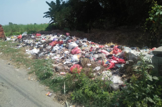 Desa Peterongan Langgar Perda Mojokerto, Warga Resah Sampah Menumpuk di Fasilitas Umum