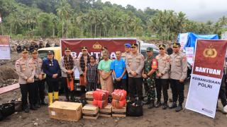 Polri Salurkan Bantuan Kemanusiaan untuk Korban Bencana di Nagekeo
