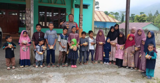 Kaops Madago Raya Berbagi Snack, Anak-anak TPA di Poso Gembira Dapat Perhatian Polisi