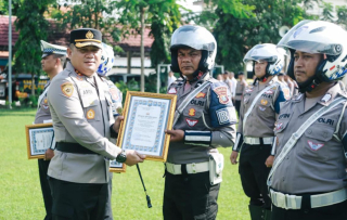 Kapolres Jombang Beri Penghargaan pada 12 Anggota Berprestasi