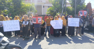 Warga Kaligoro Kepung PN Mojokerto, Desak Keadilan atas Kematian Alfan
