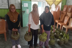 Pemdes Bolano Barat Salurkan LPG 3 Kg untuk 96 Warga Kurang Mampu