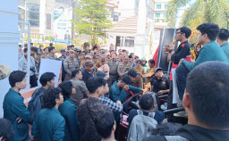 Buruh dan Mahasiswa Kepung Kantor Gubernur Sulteng, Soroti PHK Massal dan Krisis Keadilan