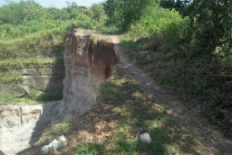 Jalan Dusun Longsor Diduga Imbas Tambang Ilegal, Warga Kepuhpandak Siap Tempuh Jalur Hukum