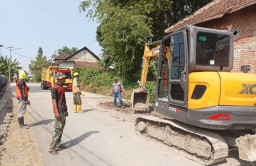 TMMD Kodim 0817/Gresik Percepat Pengerasan Jalan Desa Slempit