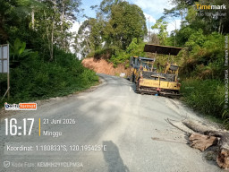 Pembersihan Longsor Hambat Pengaspalan Jalan Lembantongoa, Aspal Ditarget Pekan Depan