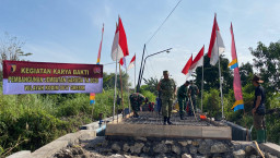 TNI dan Warga Gotong Royong Cor Jembatan Garuda, Percepat Akses Desa Dermo