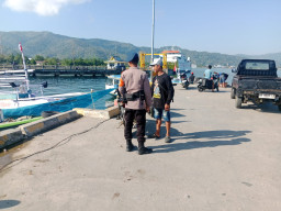 Patroli SAR Brimob Siaga di Dermaga Tanjung Batu, Antisipasi Kecelakaan Saat Libur