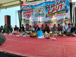 Sedekah Laut Campurejo, Syukur Nelayan Menghias Laut