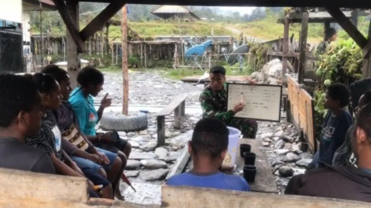 Satgas Yonif Raider 321/GT Kostrad Mengajar Bahasa Inggris di Pedalaman Papua