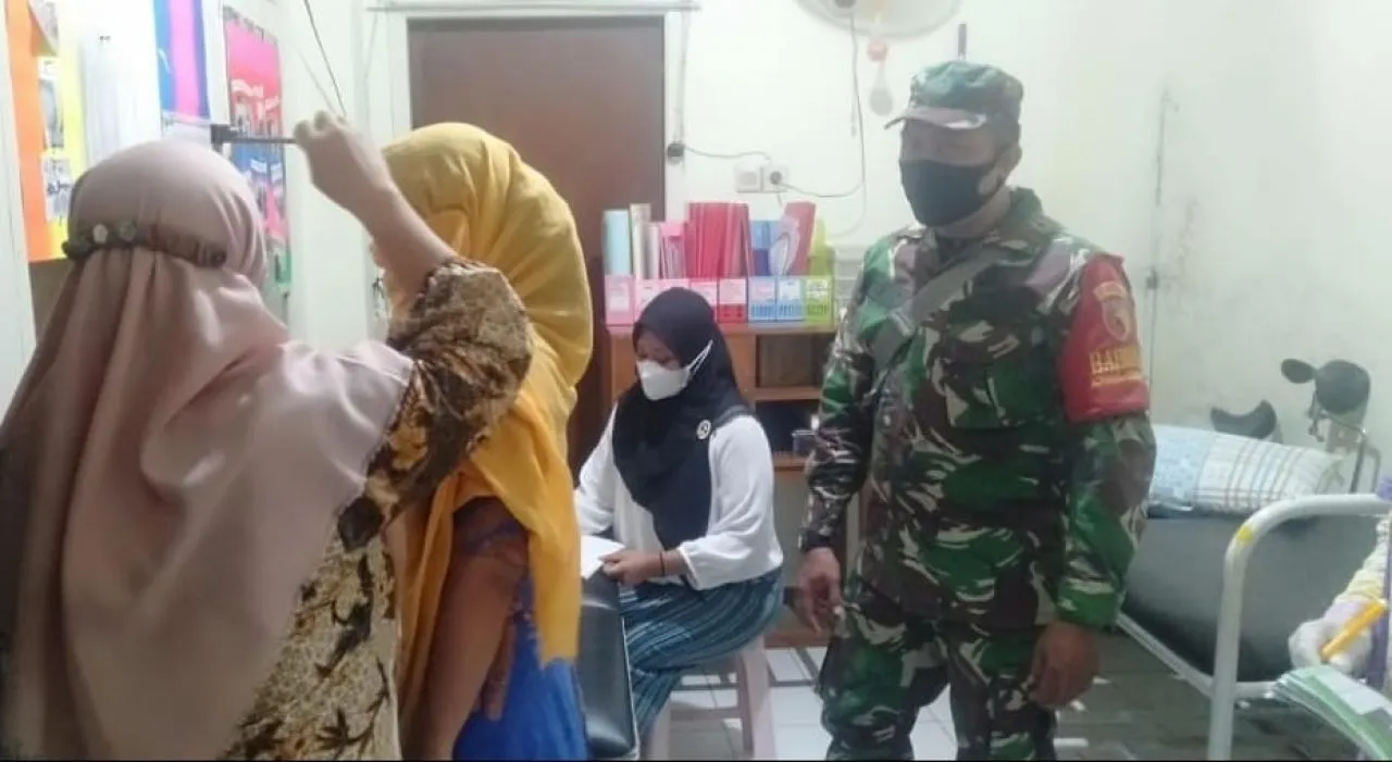 Wujudkan Balita Sehat, Babinsa Dampingi Petugas Berikan Layanan Kesehatan