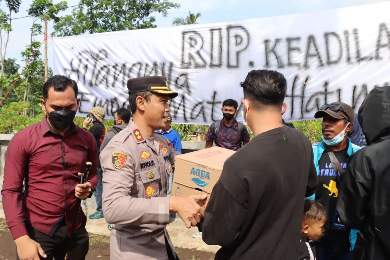 Polisi Bantu Pengamanan Proses Autopsi 2 Jenazah Korban Tragedi Kanjuruhan