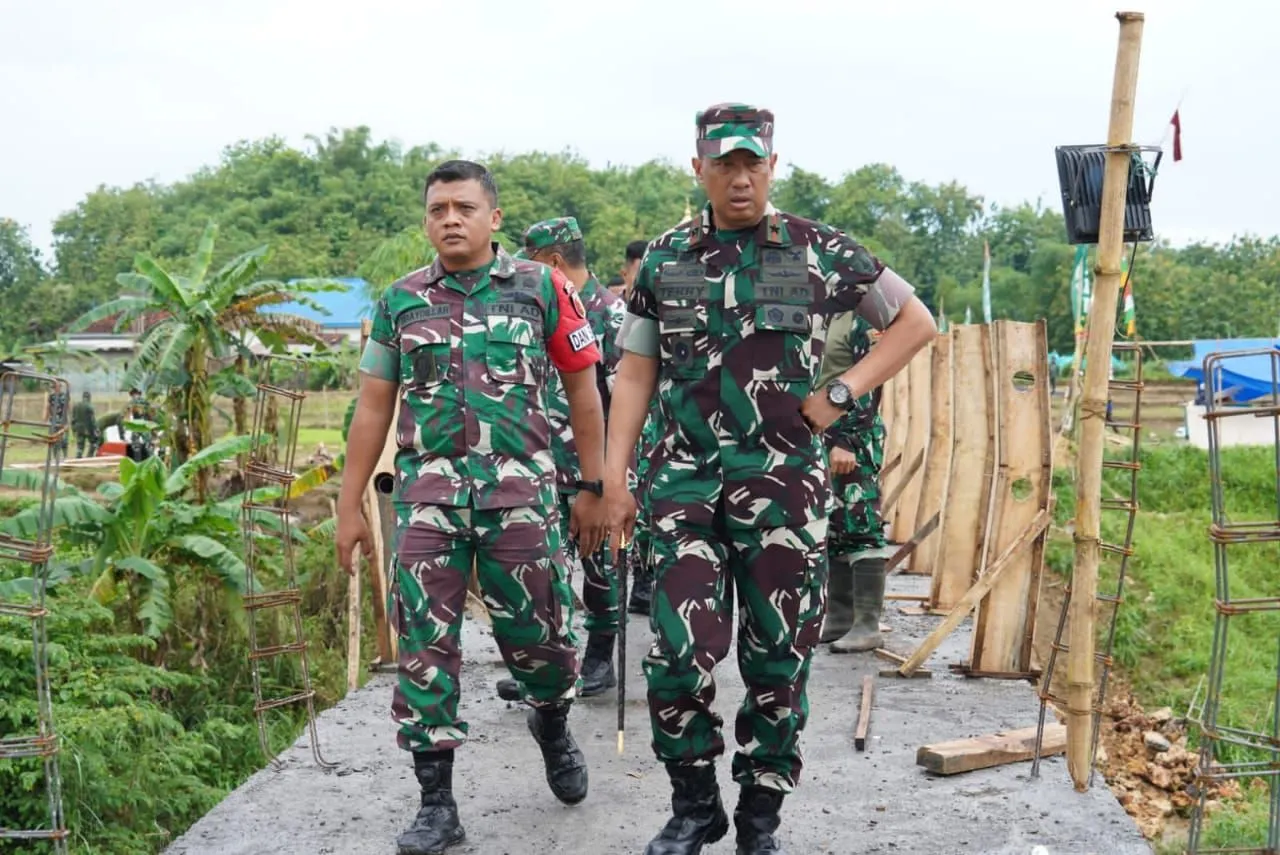 Komadan Korem 084/BJ Meninjau Perkembangan Pekerjaan Sasaran Fisik TMMD Kodim 0826/Pamekasan