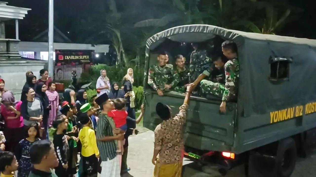 Penuh Haru, Seluruh Warga Desa Kramat Lepas Kepergian Satgas TMMD Ke-115 Gresik.