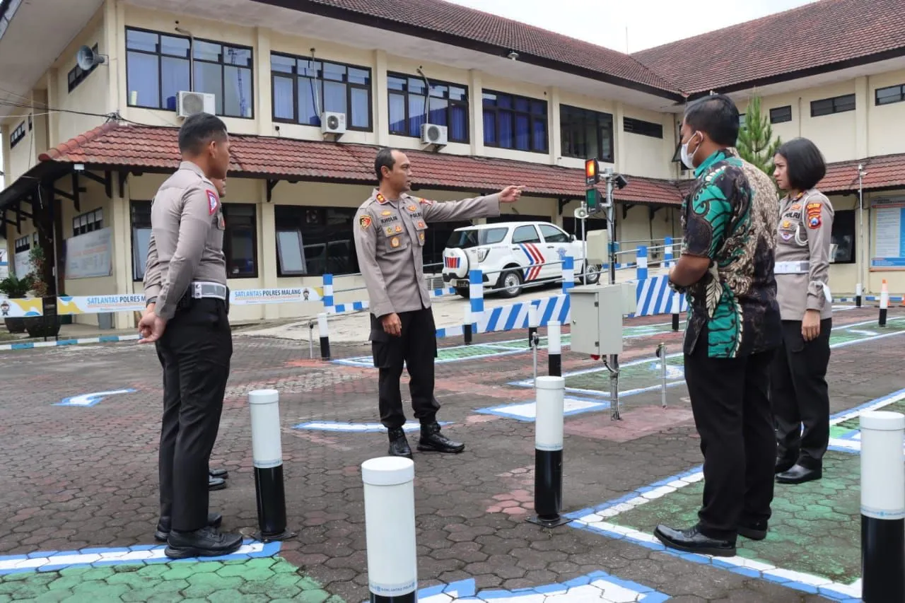 Pastikan Beri Pelayanan Terbaik, Kapolres Malang Tinjau Pelayanan SIM Di Satpas Singosari Malang