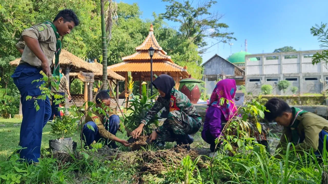 Babinsa Dan Kowad Bersama Masyarakat, Ikuti Kegiatan Senam Bersama dan Penanaman Bibit Toga