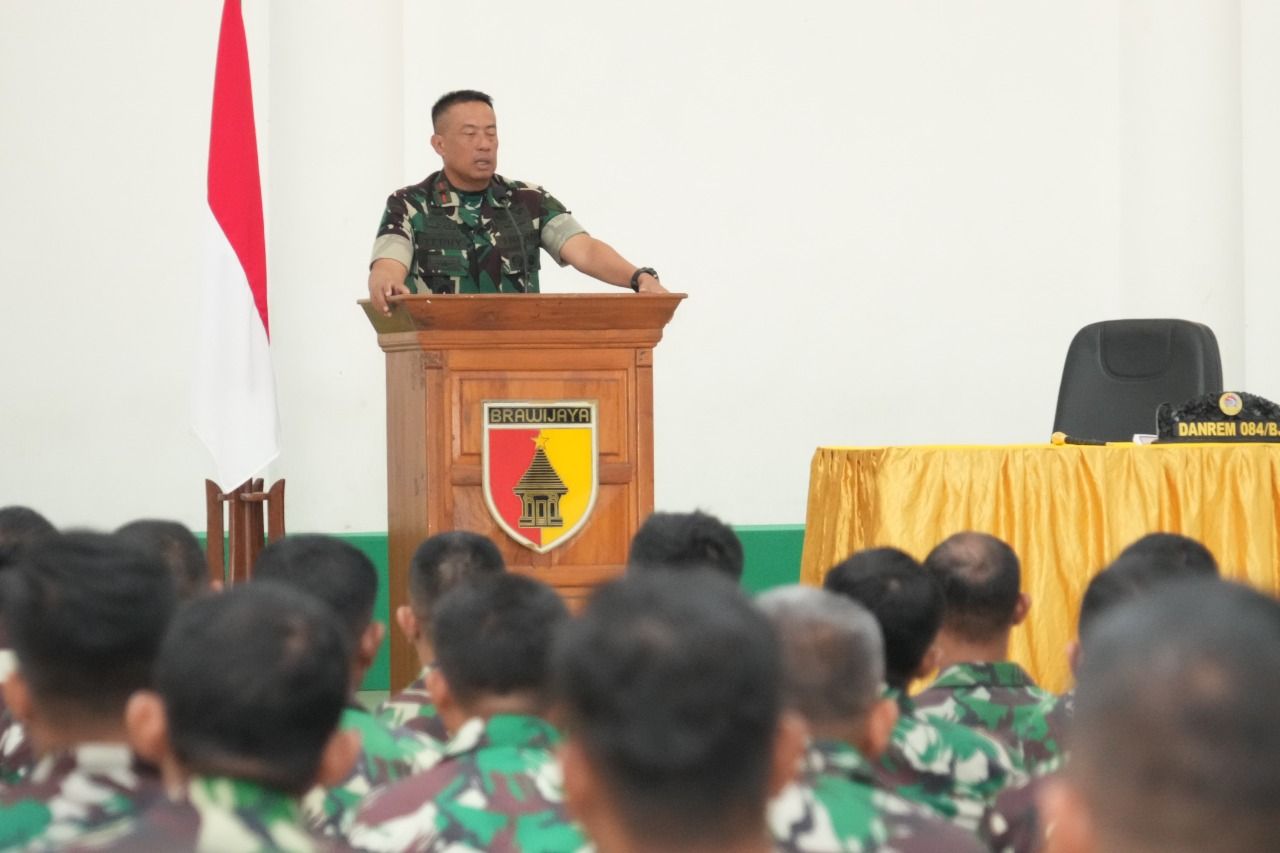 Brigjen TNI Terry Tresna Purnama, S.I.Kom., M.M. memberikan pembekalan kepada personel Bintara dan Tamtama Baru