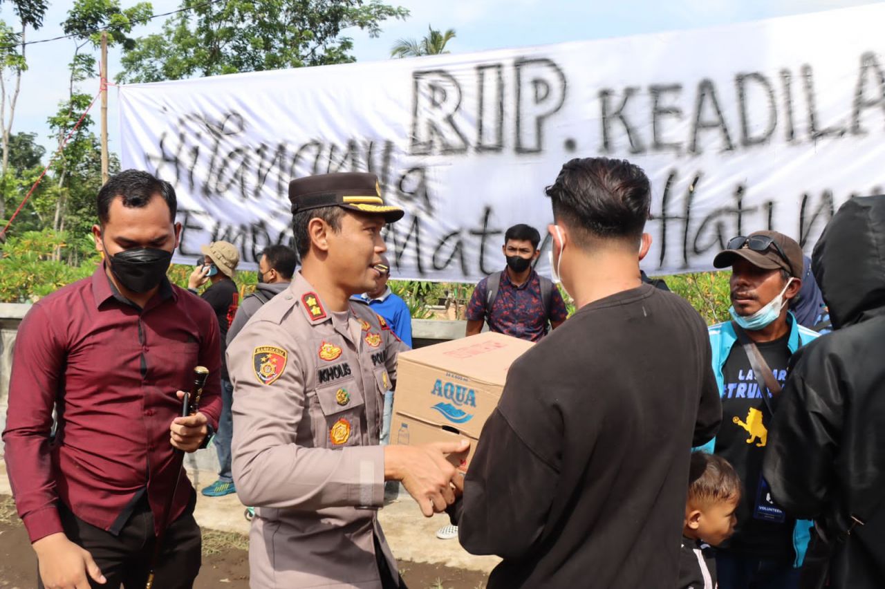 Kapolres Malang AKBP Putu Kholis Aryana mengawal proses ekshumsi