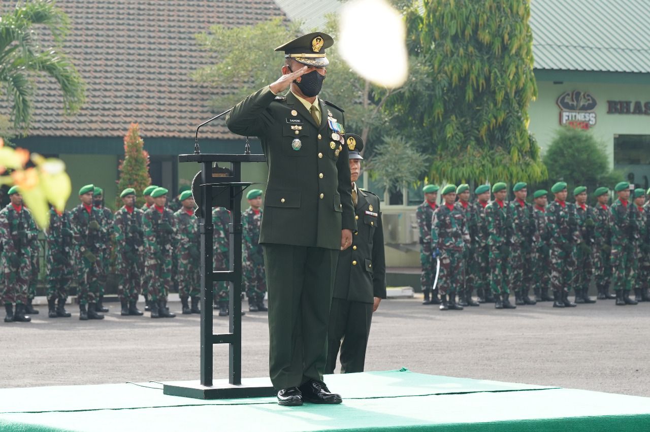 Kepala Staf Korem 084/BJ Kolonel Inf H. Sugiyono, S.Sos., M.SI., pimpin upacara peringatan hari Pahlawan ke 77 tahun 2022 yang digelar di lapangan Makorem Jl. A. Yani No. 1 Surabaya