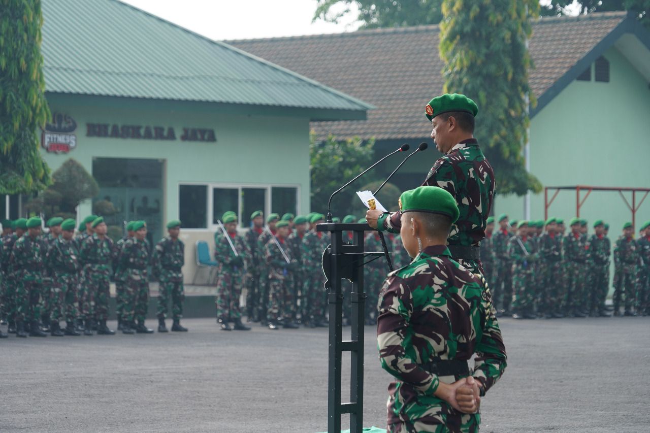 Komandan Korem 084/BJ Brigjen TNI Terry Tresna Purnama, S.I.Kom., M.M. membacakan amanat Kepala Staf Angkatan Darat